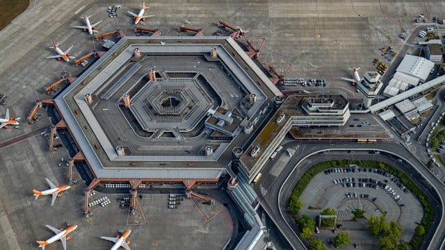 Blick auf den Flughafen Tegel: In einer Vorprüfung sind Standorte für einen Stadionneubau diskutiert worden.