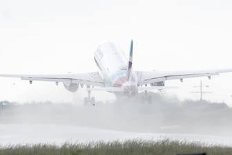 Eine Eurowings-Maschine beim Start: Am Düsseldorfer Flughafen wurde ein Betrüger vor dem Ablug gefasst.