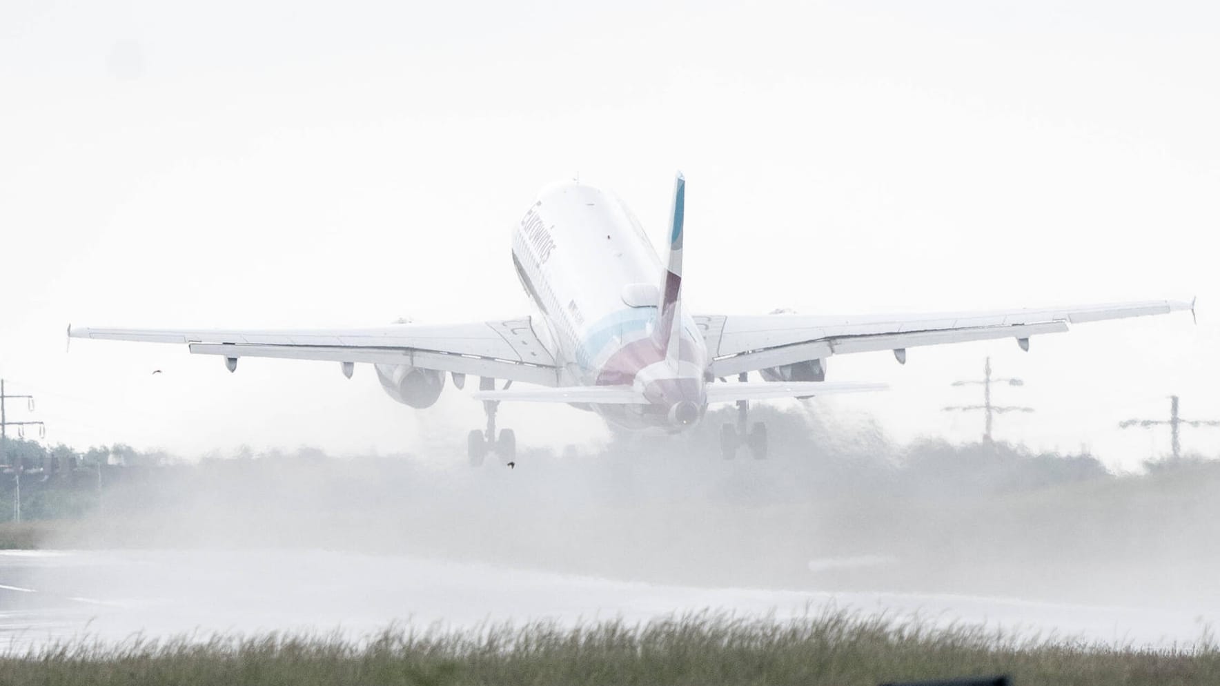 Eine Eurowings-Maschine beim Start: Am Düsseldorfer Flughafen wurde ein Betrüger vor dem Ablug gefasst. Eine Eurowings-Maschine beim Start: Am Düsseldorfer Flughafen wurde ein Betrüger vor dem Ablug gefasst.