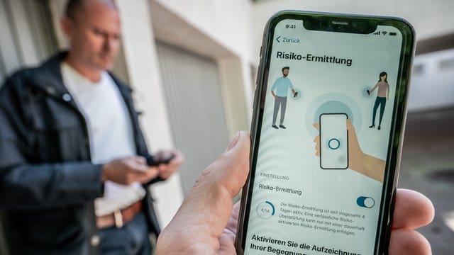 Mit der Corona-Warn-App sollen Infektionsketten frühzeitig erkannt werden.