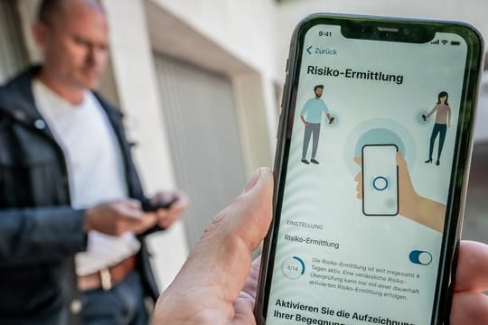 Mit der Corona-Warn-App sollen Infektionsketten frühzeitig erkannt werden.