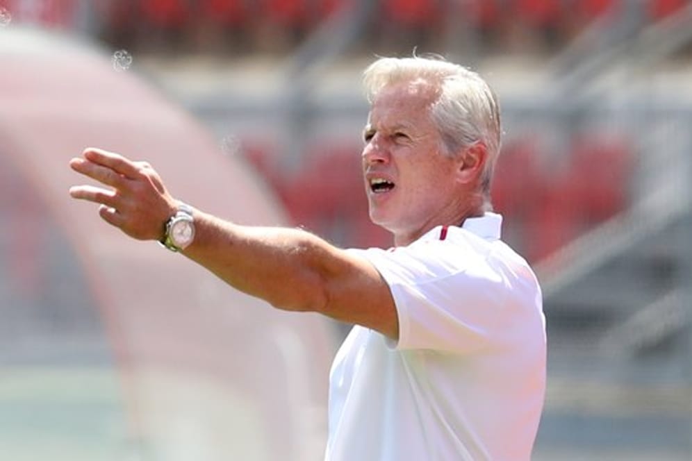 Jens Keller gestikuliert: Der Trainer vom 1. FC Nürnberg hat seine Spieler verteidigt.