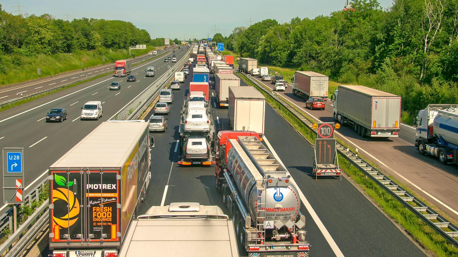 Stau: Der ADAC geht generell davon aus, dass die Deutschen in dieser Saison mehr im eigenen Land urlauben.