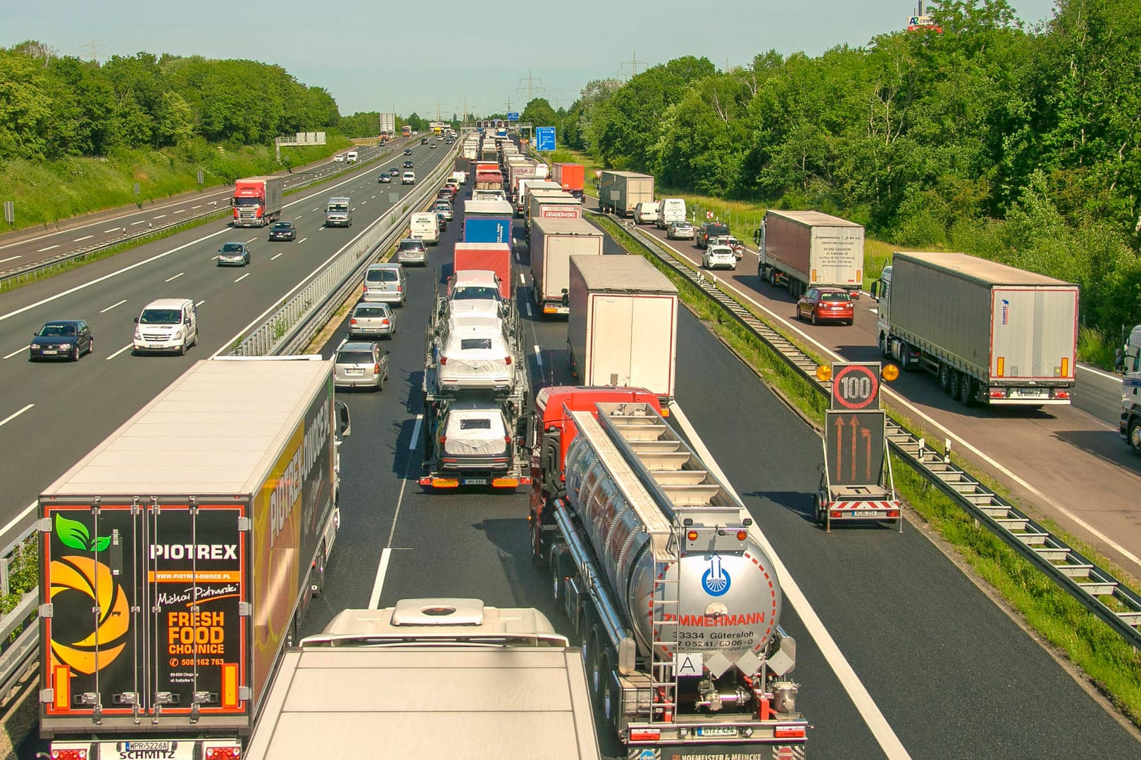 Stau: Der ADAC geht generell davon aus, dass die Deutschen in dieser Saison mehr im eigenen Land urlauben.