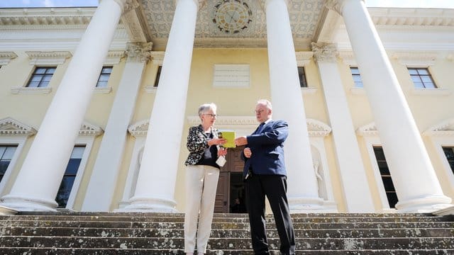 Ministerpräsident Reiner Haseloff und Kulturstiftungs-Direktorin Brigitte Mang vor dem fertig restaurierten Schloss Wörlitz. Ministerpräsident Reiner Haseloff und Kulturstiftungs-Direktorin Brigitte Mang vor dem fertig restaurierten Schloss Wörlitz.