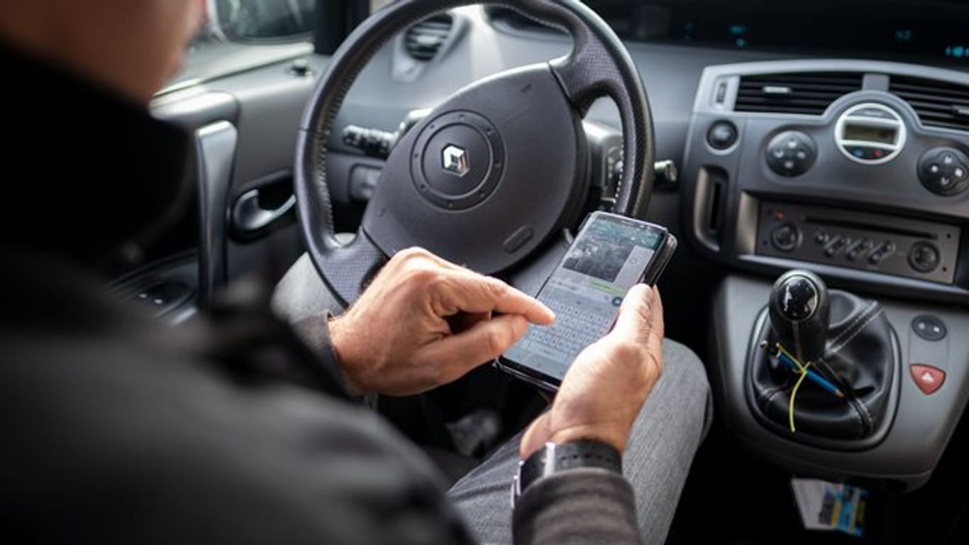 Bloß nicht gucken, wenn das Smartphone summt oder piept: Unfallchirurgen warnen Autofahrer vor sekundenlanger Ablenkung durch Handynutzung am Steuer.