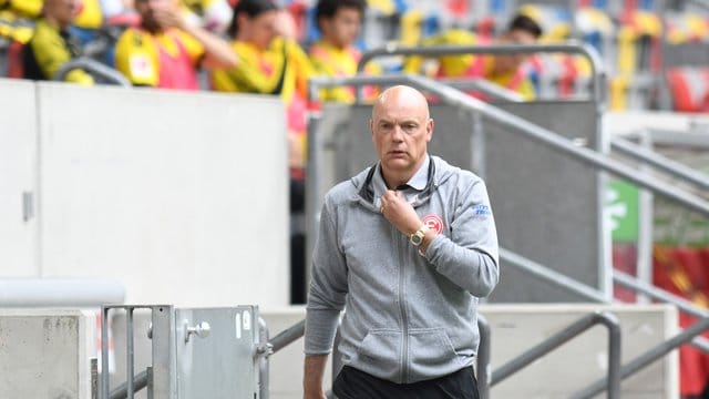 Vor dem Spiel gegen RB Leipzig im Wettkampfmodus: Düsseldorfs Trainer Uwe Rösler. Vor dem Spiel gegen RB Leipzig im Wettkampfmodus: Düsseldorfs Trainer Uwe Rösler.