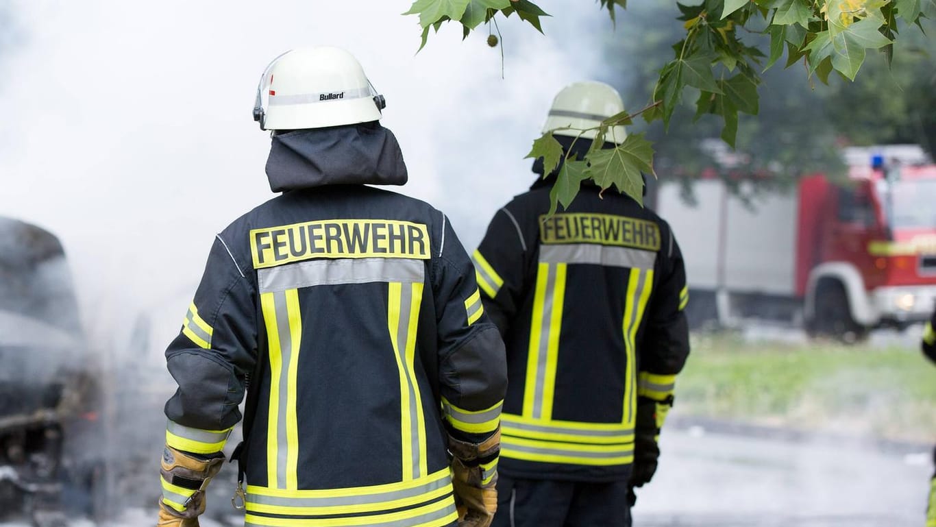 Einsatzkräfte der Feuerwehr Bielefeld (Symbolbild): Auf dem Siegfriedplatz hat ein Imbisswagen nach einer Explosion gebrannt.