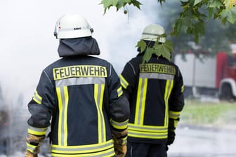 Einsatzkräfte der Feuerwehr Bielefeld (Symbolbild): Auf dem Siegfriedplatz hat ein Imbisswagen nach einer Explosion gebrannt.