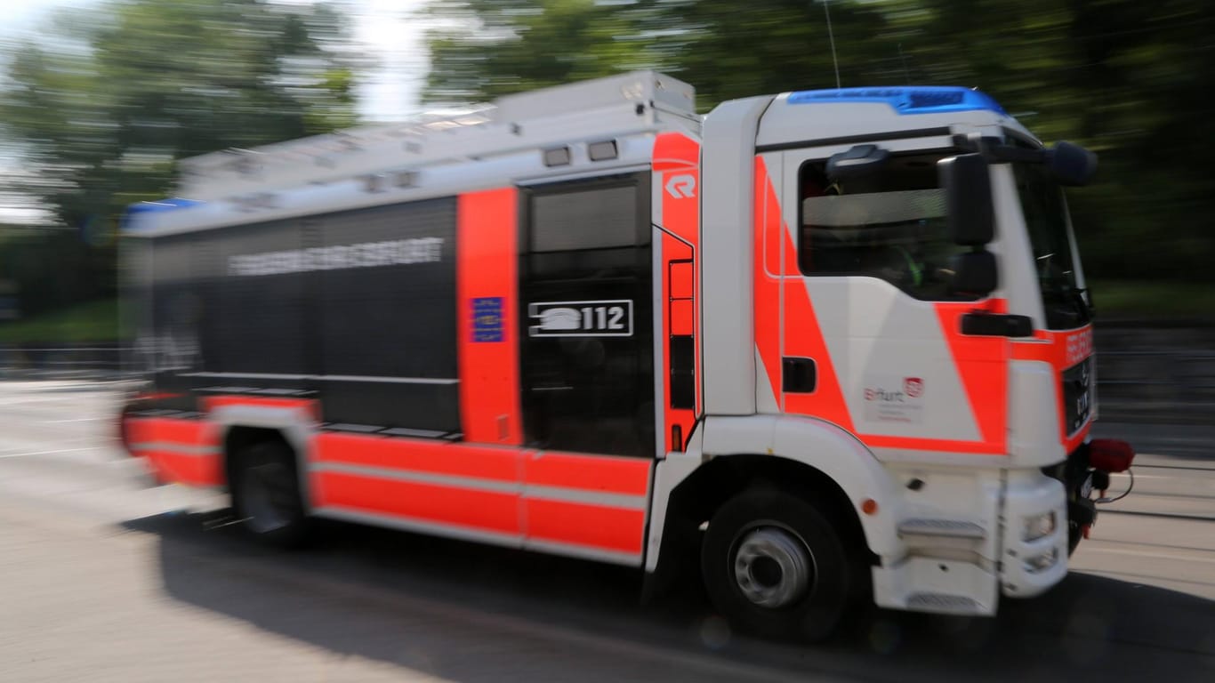 Ein Einsatzwagen der Feuerwehr ist auf dem Weg zu einem Einsatz: Wegen starken Regenfällen musste die Feuerwehr in Erfurt mehrmals ausrücken.