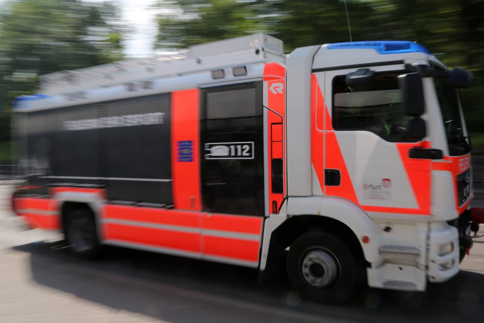 Ein Einsatzwagen der Feuerwehr ist auf dem Weg zu einem Einsatz: Wegen starken Regenfällen musste die Feuerwehr in Erfurt mehrmals ausrücken.