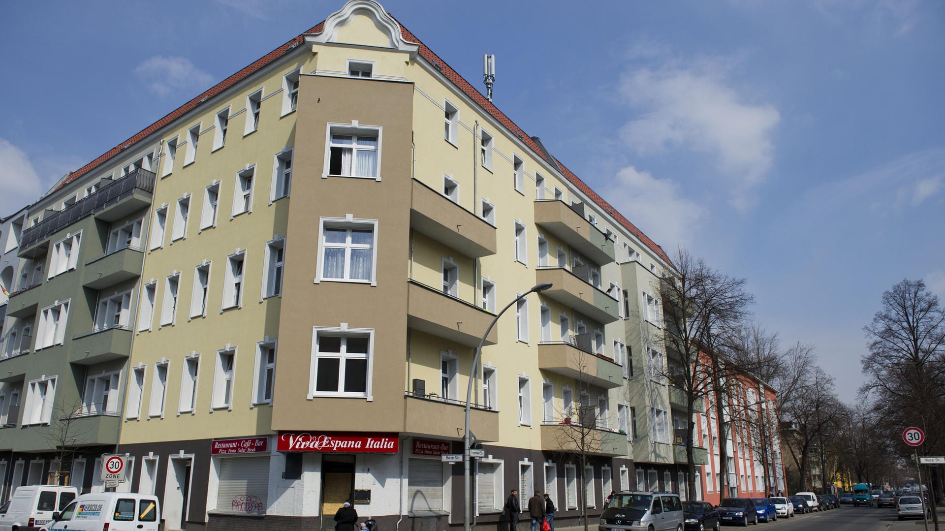 Wohnblock an der Harzer Straße in Berlin-Neukölln (Archivbild): Hier wurden Dutzende Menschen positiv auf das Coronavirus getestet, die Bewohner stehen unter Quarantäne.