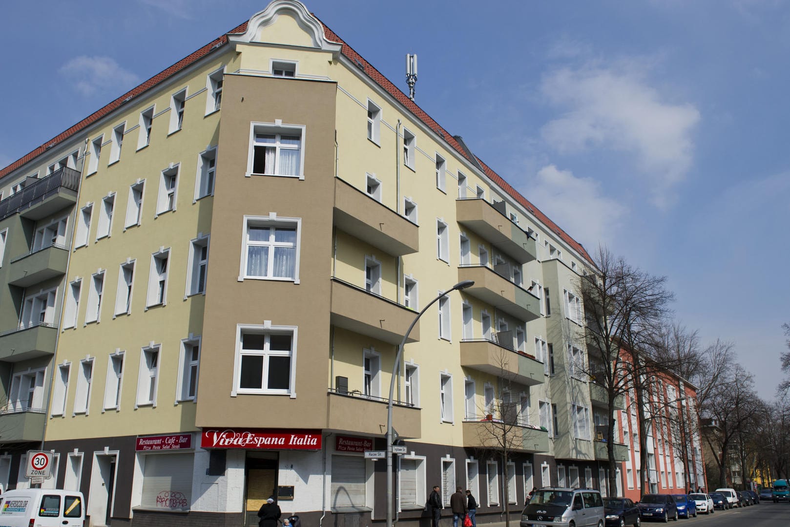 Wohnblock an der Harzer Straße in Berlin-Neukölln (Archivbild): Hier wurden Dutzende Menschen positiv auf das Coronavirus getestet, die Bewohner stehen unter Quarantäne.