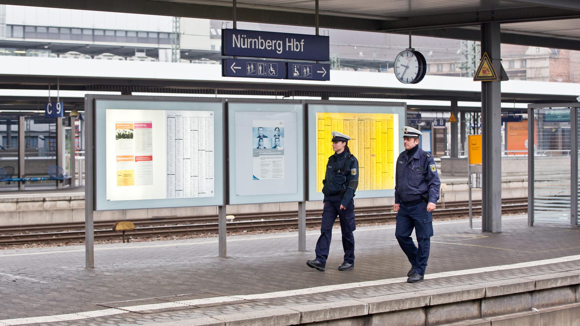 Zwei Bundespolizisten laufen über den Nürnberger Hauptbahnhof: Ein Beamter ist von einem Betrunkenen gebissen worden. Zwei Bundespolizisten laufen über den Nürnberger Hauptbahnhof: Ein Beamter ist von einem Betrunkenen gebissen worden.