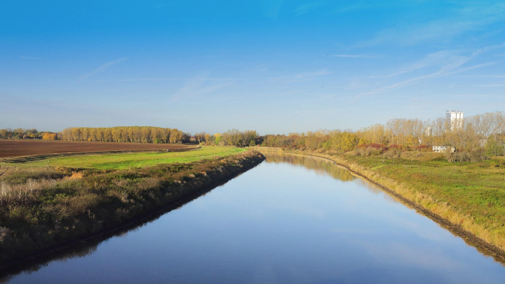 Die Saale in Sachsen-Anhalt: Der Umweltverband BUND fordert ein grundlegendes Umdenken im Umgang mit Deutschlands Gewässern, Regen und Grundwasser, um Folgen des Klimawandels abzufedern.