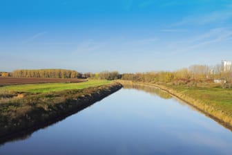 Die Saale in Sachsen-Anhalt: Der Umweltverband BUND fordert ein grundlegendes Umdenken im Umgang mit Deutschlands Gewässern, Regen und Grundwasser, um Folgen des Klimawandels abzufedern.