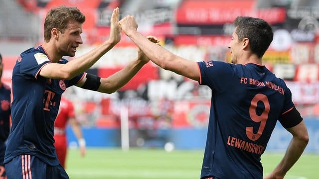 Sind nach ihren Gelb-Sperren wieder einsatzbereit: Bayerns Robert Lewandowski (r) und Thomas Müller. Sind nach ihren Gelb-Sperren wieder einsatzbereit: Bayerns Robert Lewandowski (r) und Thomas Müller.
