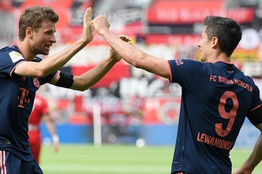 Sind nach ihren Gelb-Sperren wieder einsatzbereit: Bayerns Robert Lewandowski (r) und Thomas Müller.