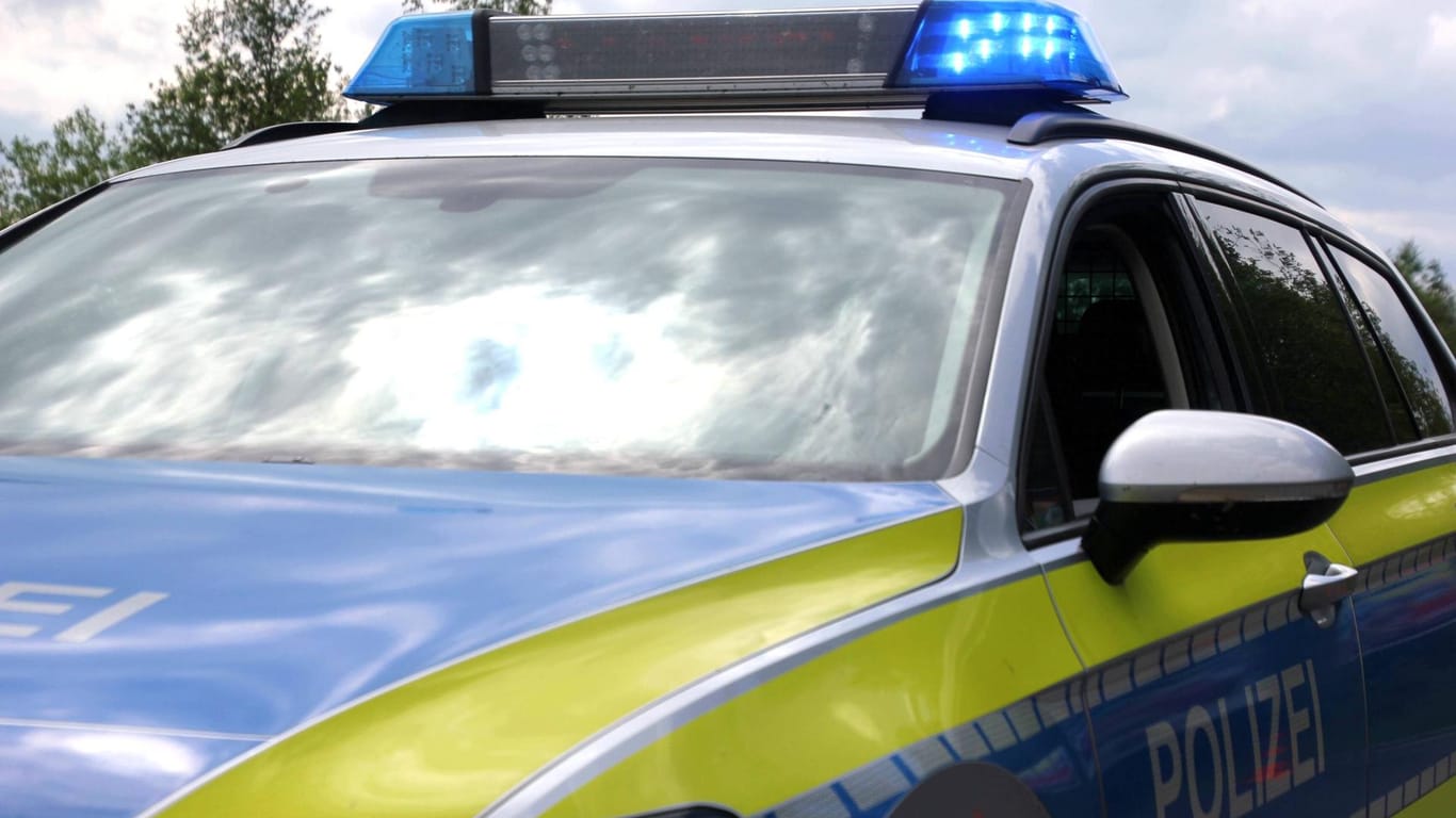 Blaulicht leuchtet auf einem Polizeiwagen: Zwei Personen wurden in Düsseldorf von einem Auto erfasst.