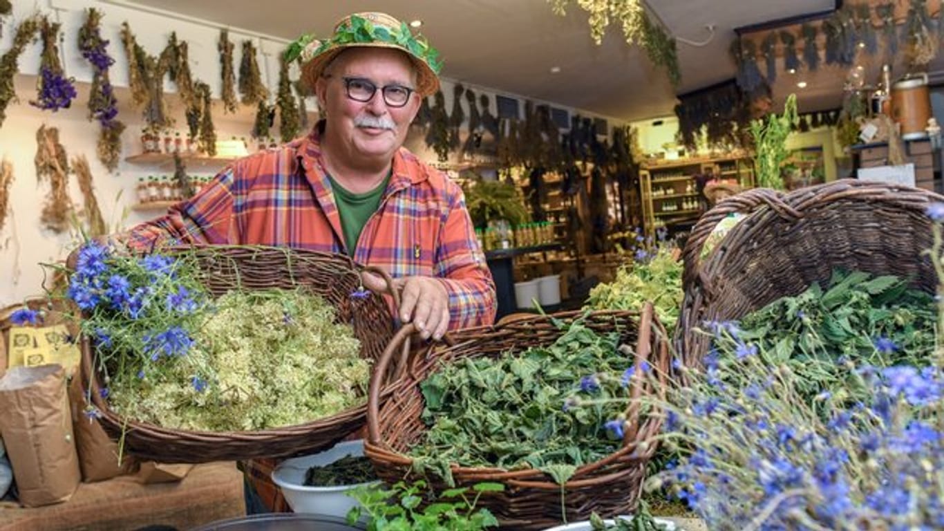 Der Koch Peter Franke betreibt eine Kräutermanufaktur und bietet die getrockneten Blüten und Blätter in seinem "Un-Kraut-Laden" an.