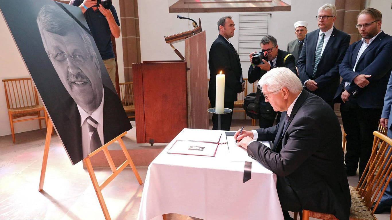 Bundespräsident Frank-Walter Steinmeier trägt sich in ein Kondolenzbuch für Walter Lübcke ein.