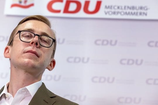 Philipp Amthor nimmt an einer Pressekonferenz teil