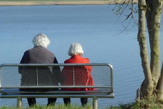 Zwei Rentnerinnen am Ufer der Eider im nordfriesischen Tönning (Symbolbild): Das durchschnittliche Renteneintrittsalter steigt.