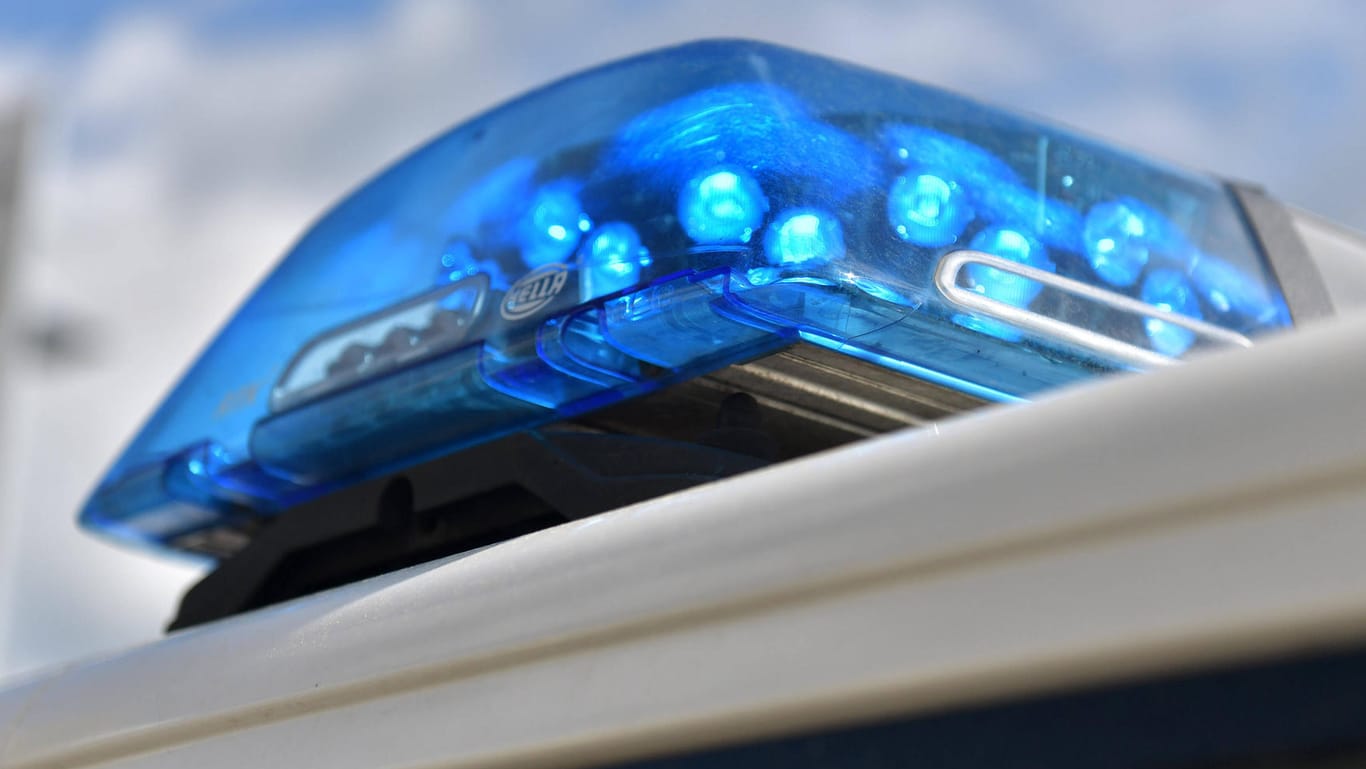 Blaulicht eines Einsatzfahrzeugs: In Baden-Württemberg wurde die Leiche eines Säuglings in einer Tiefkühltruhe gefunden.