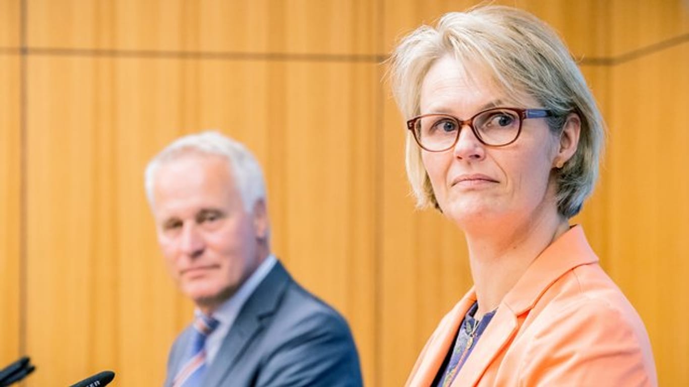 Anja Karliczek (CDU), Bundesministerin für Bildung und Forschung, und Generalsekretär des DSW Achim Meyer auf der Heyde informieren über die Corona-Nothilfe für Studenten.