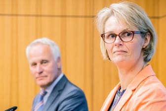 Anja Karliczek (CDU), Bundesministerin für Bildung und Forschung, und Generalsekretär des DSW Achim Meyer auf der Heyde informieren über die Corona-Nothilfe für Studenten.