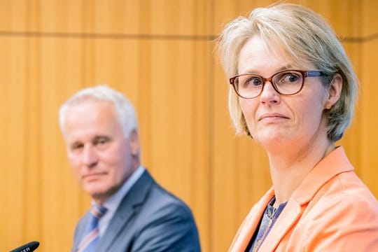 Anja Karliczek (CDU), Bundesministerin für Bildung und Forschung, und Generalsekretär des DSW Achim Meyer auf der Heyde informieren über die Corona-Nothilfe für Studenten.