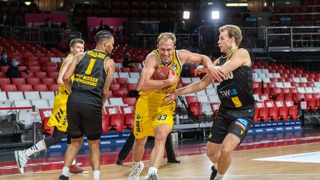 Luke Sikma (M) siegte mit Alba Berlin gegen Ludwigsburg.