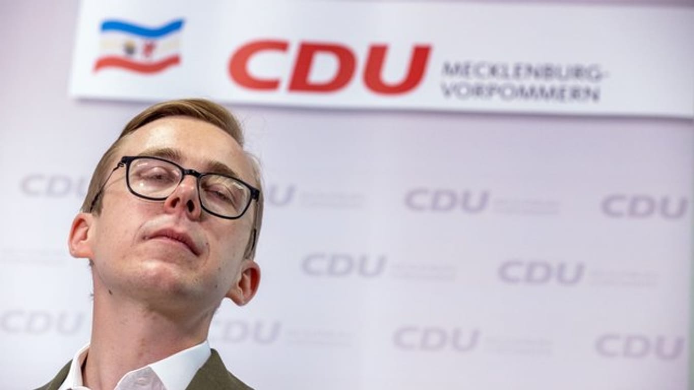 Der Bundestagsabgeordnete Philipp Amthor (CDU) beantwortet bei einer Pressekonferenz die Fragen von Journalisten.