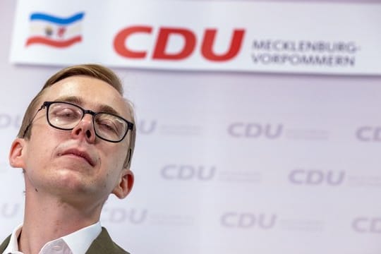 Der Bundestagsabgeordnete Philipp Amthor (CDU) beantwortet bei einer Pressekonferenz die Fragen von Journalisten.