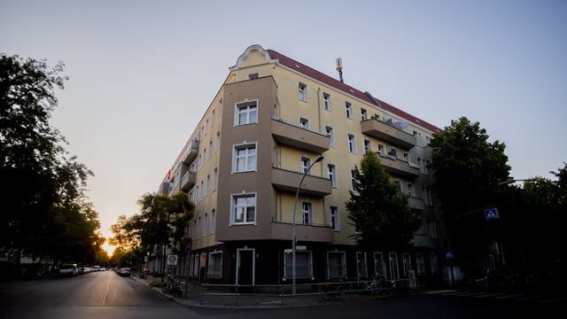 Der unter Quarantäne gestellte Wohnblock in Berlin-Neukölln.