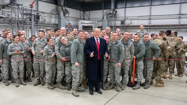 Donald Trump lässt sich 2018 während eines Zwischenstopps auf dem Stützpunkt der US-Luftwaffe in Ramstein mit Militärangehörigen fotografieren. Donald Trump lässt sich 2018 während eines Zwischenstopps auf dem Stützpunkt der US-Luftwaffe in Ramstein mit Militärangehörigen fotografieren.