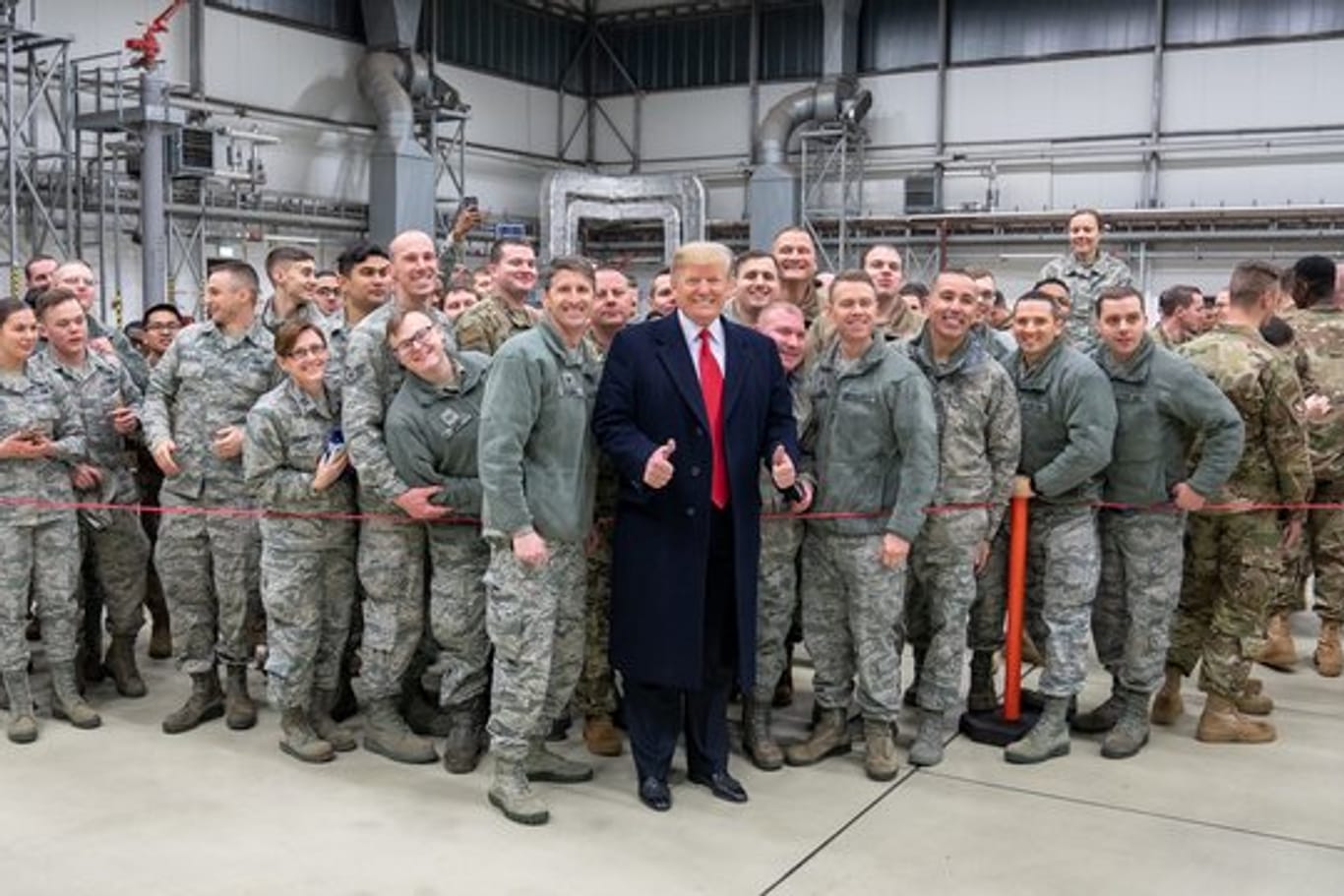 Donald Trump lässt sich 2018 während eines Zwischenstopps auf dem Stützpunkt der US-Luftwaffe in Ramstein mit Militärangehörigen fotografieren.