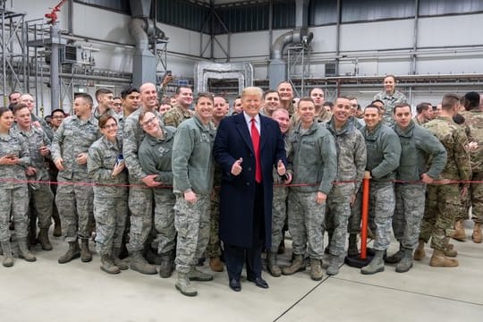 Donald Trump lässt sich 2018 während eines Zwischenstopps auf dem Stützpunkt der US-Luftwaffe in Ramstein mit Militärangehörigen fotografieren.