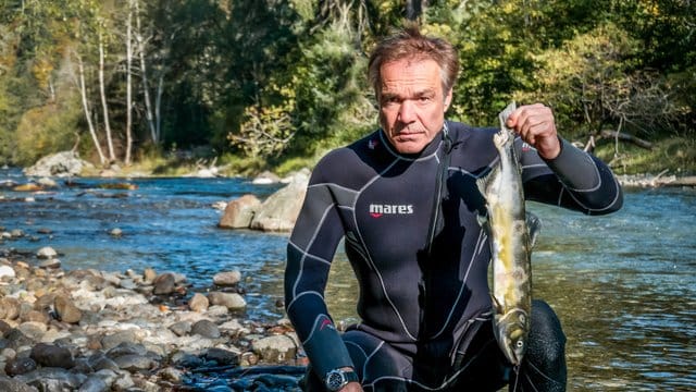 Hannes Jaenicke am Campbell River auf Vancouver Island in Kanada.