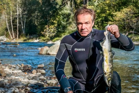 Hannes Jaenicke am Campbell River auf Vancouver Island in Kanada.