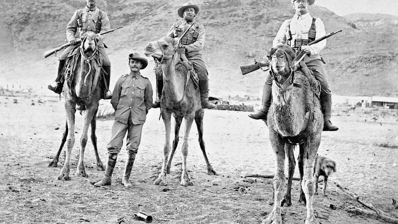 Soldaten der deutschen "Schutztruppe" auf Kamelen im Jahr 1904.