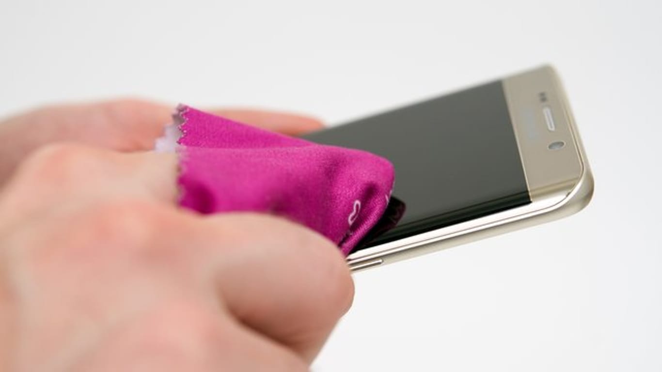 Das Smartphone wird am besten mit einem weichen, fusselfreien, leicht angefeuchteten Mikrofasertuch gereinigt.