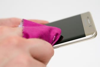Das Smartphone wird am besten mit einem weichen, fusselfreien, leicht angefeuchteten Mikrofasertuch gereinigt.