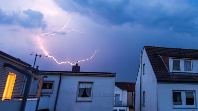 Die Hausratversicherung deckt auch das Risiko Blitzschlag mit ab. Die Hausratversicherung deckt auch das Risiko Blitzschlag mit ab.