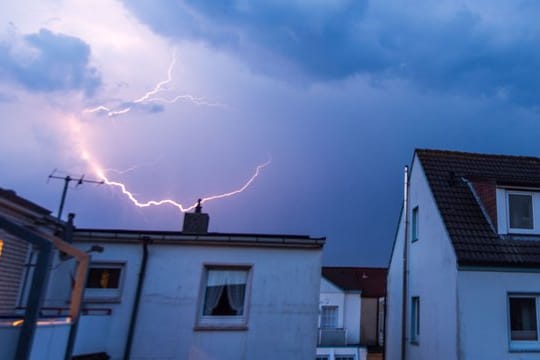 Die Hausratversicherung deckt auch das Risiko Blitzschlag mit ab. Die Hausratversicherung deckt auch das Risiko Blitzschlag mit ab.