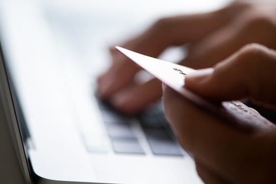 Kreditkarten gibt es oft auch kostenlos. Kreditkarten gibt es oft auch kostenlos.