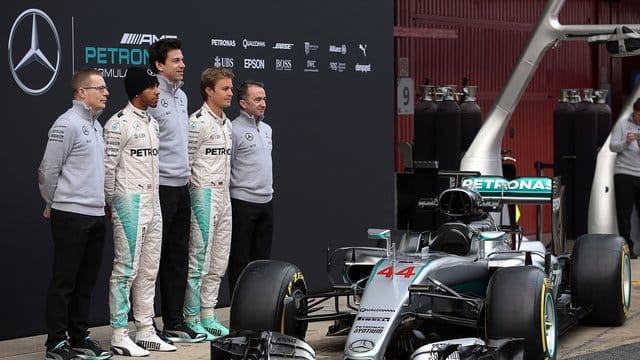 Andy Cowell (l) bei der Präsentation des Rennwagens für die Saison 2016.