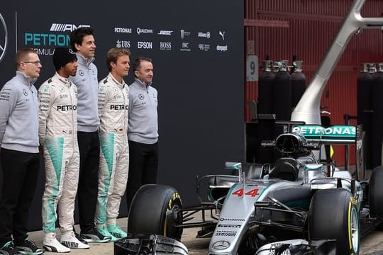 Andy Cowell (l) bei der Präsentation des Rennwagens für die Saison 2016.