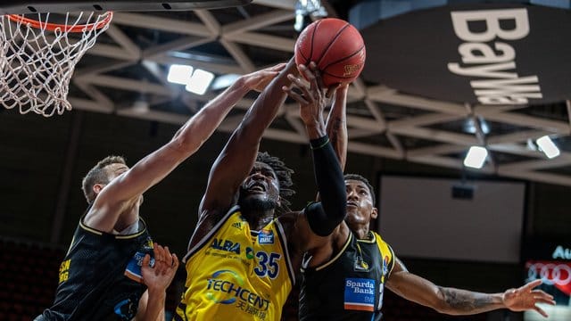 Alba Berlin um Center Landry Nnoko (M. Alba Berlin um Center Landry Nnoko (M.