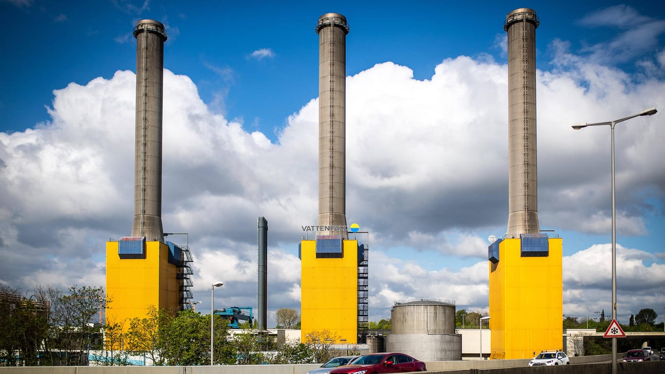 Das Heizkraftwerk des Energieversorger Vattenfall im Bezirk Wilmersdorf von Berlin: Strom-Kunden des Konzerns müssen bald mehr zahlen.